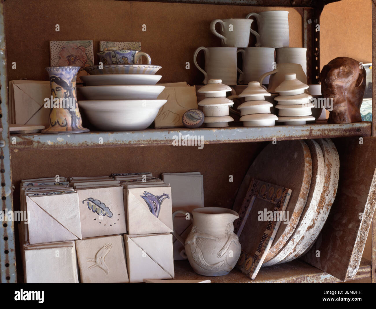 Close-up di fatti a mano di piastrelle di ceramica e di bocce su vecchi scaffali Foto Stock