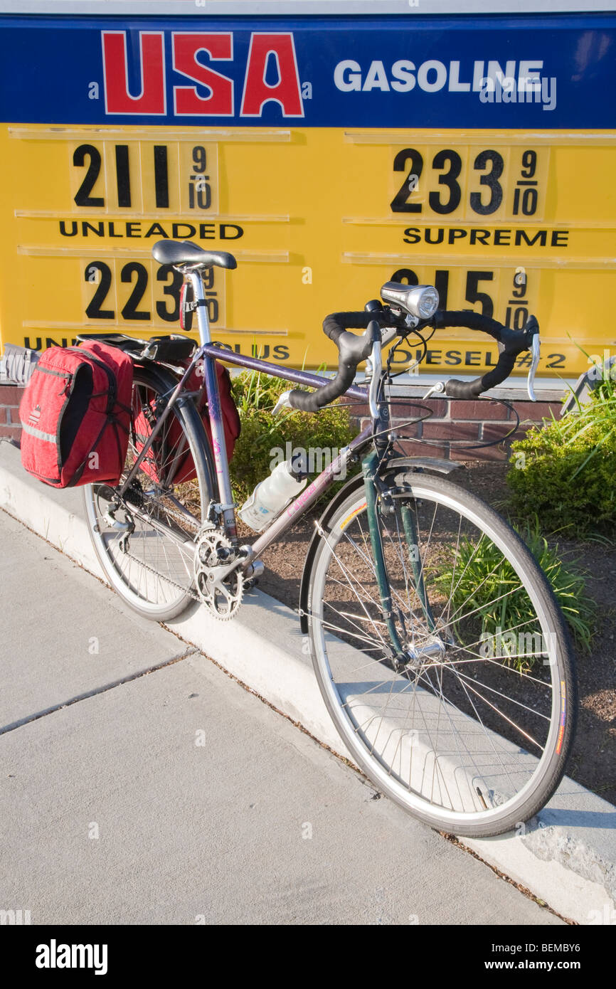 Un " commuter " bicicletta accanto a un usa benzina gas prezzo stazione di firmare il 24 marzo 2009. Los Altos, CALIFORNIA, STATI UNITI D'AMERICA Foto Stock