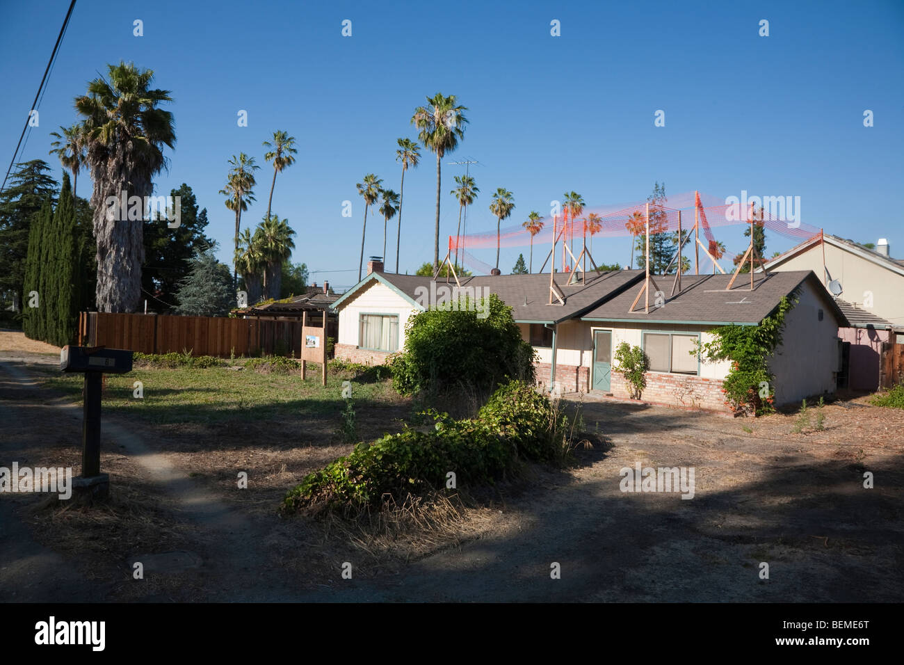 Unica piccola casa famiglia pronto per i grandi progetti di costruzione. Sarà demolito e sostituito. Silicon Valley, California Foto Stock