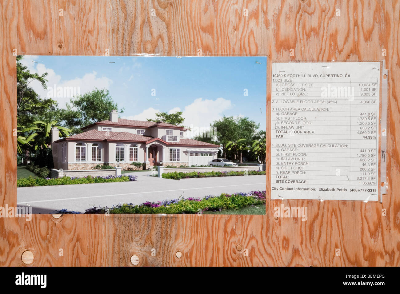 Una chiusura di un segno che mostra un modello di casa e le statistiche di un 4,060 piedi quadrati di due storia unica casa di famiglia con un in-legge l'unità. Foto Stock