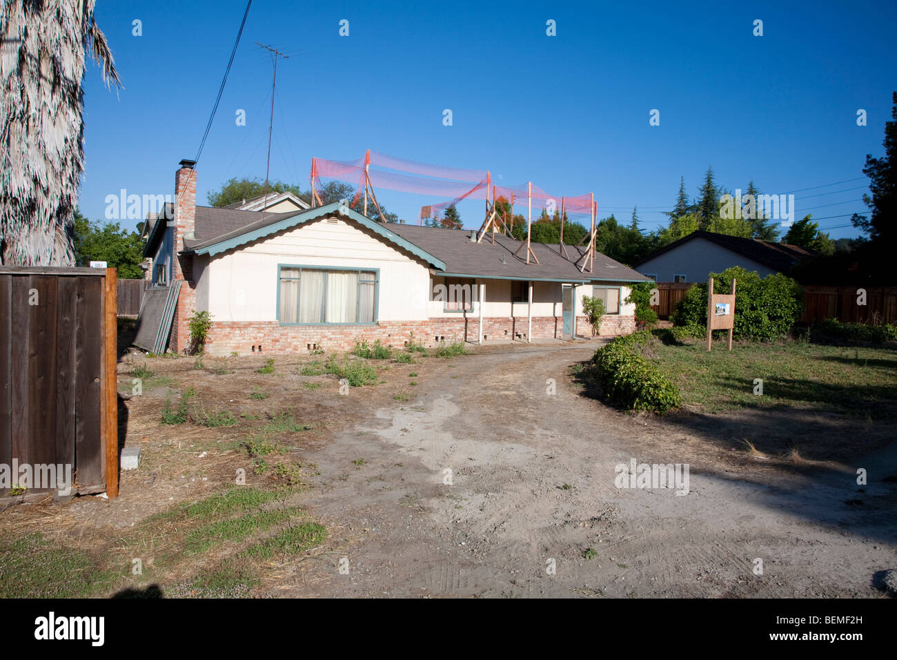 Unica piccola casa famiglia pronto per i grandi progetti di costruzione. Sarà demolito e sostituito. Silicon Valley, California Foto Stock