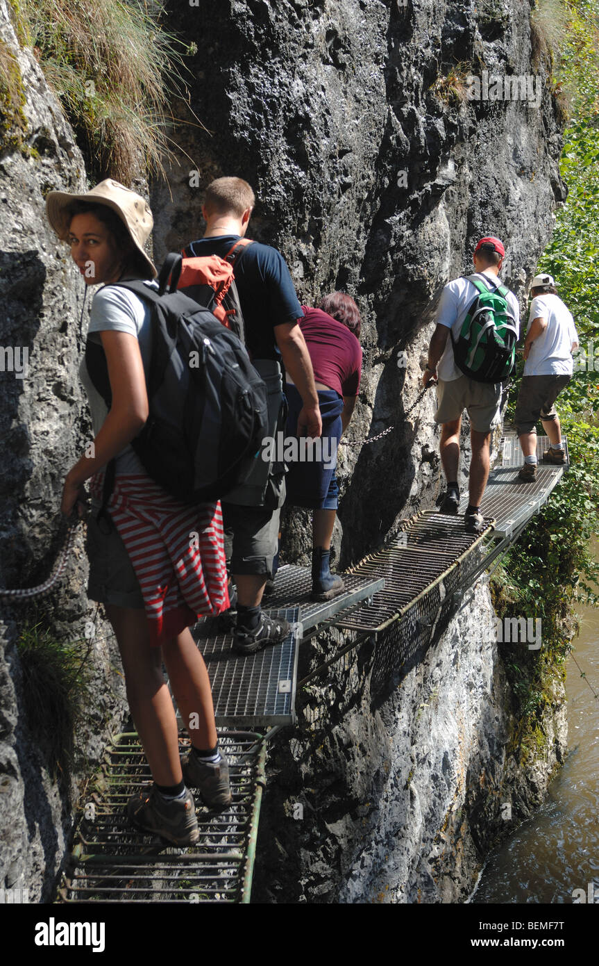 La gente sulla passerella di ferro lungo il fiume Hornad Canyon Slovensky Raj Slovacchia Foto Stock