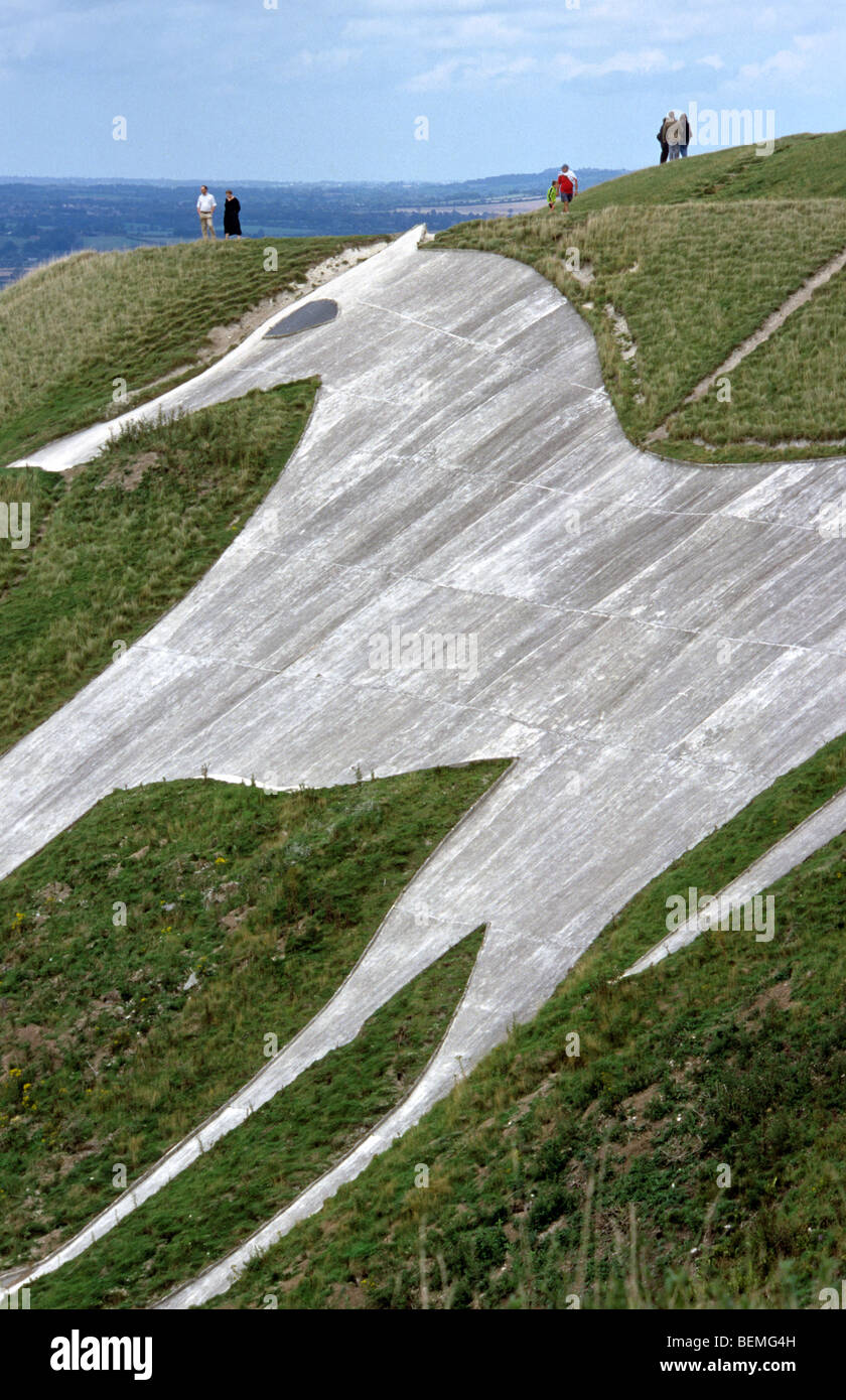 Il punto di riferimento in inglese hill figura Westbury o Bratton Cavallo Bianco sulla scarpata di Salisbury Plain, Westbury, Wiltshire, Regno Unito Foto Stock