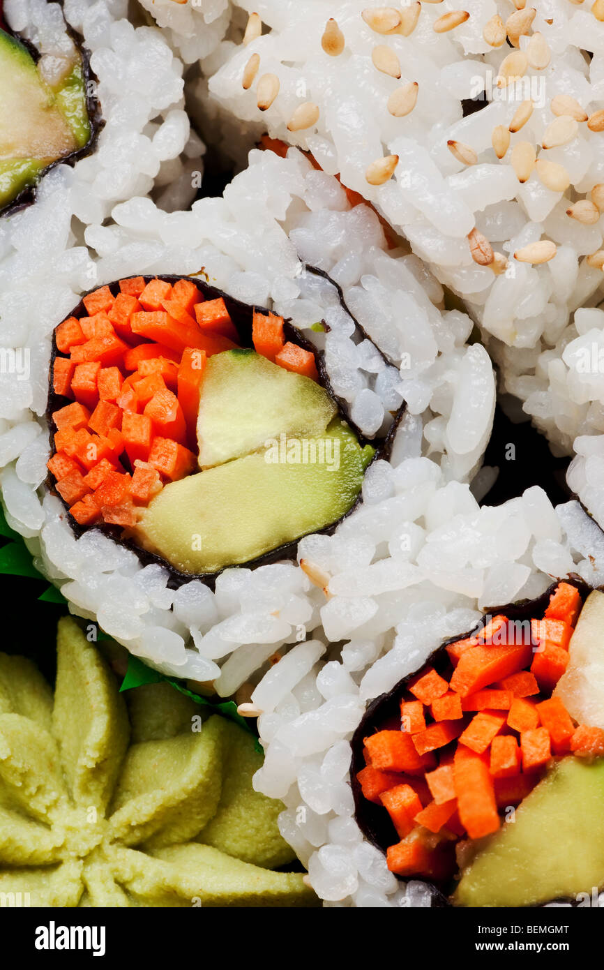 Sushi vegetariano California roll con il riso e lo sfondo di alghe marine Foto Stock