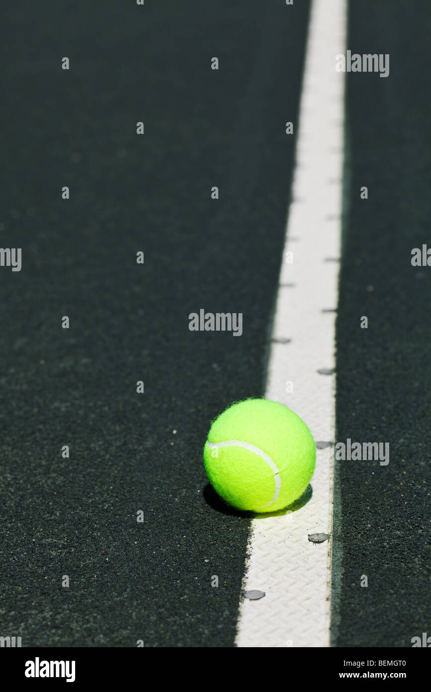 Palla da tennis sul servire la linea della corte Foto Stock