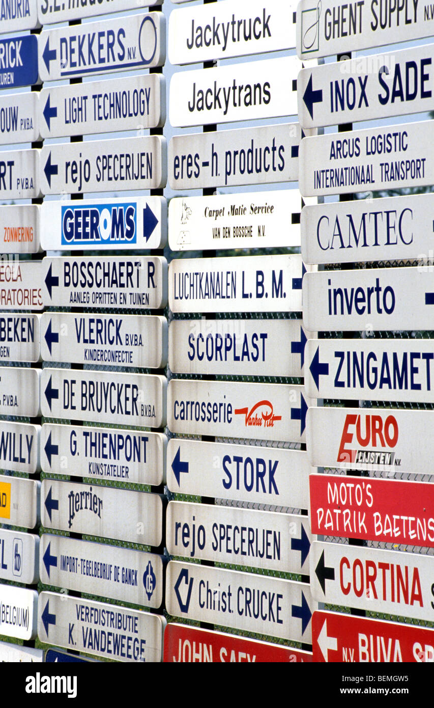 Società e segni di fabbrica su industrial estate Foto Stock