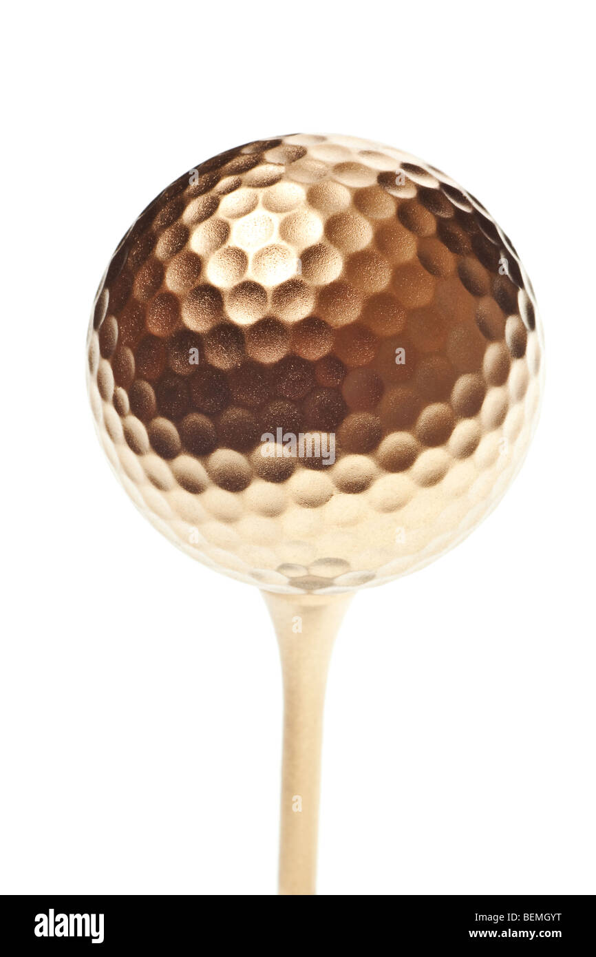 Oro pallina da golf isolato su un puro sfondo bianco Foto Stock