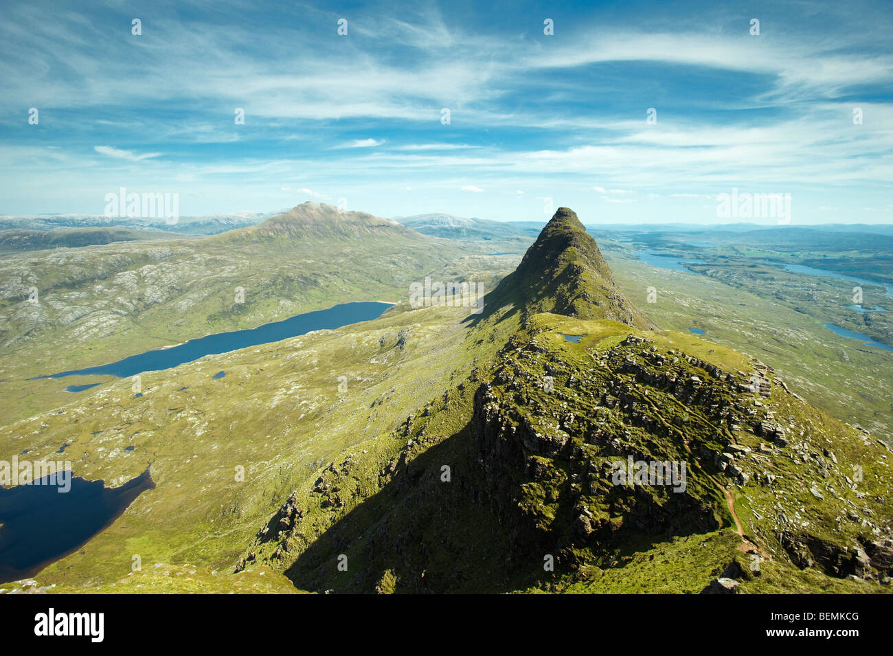 La Scozia, Sutherland, vicino a Lochinver, Suilven, vista lungo la cresta dal Caisteal Liath a Meall Meadhonach con Canisp SULLA PARTE SX Foto Stock