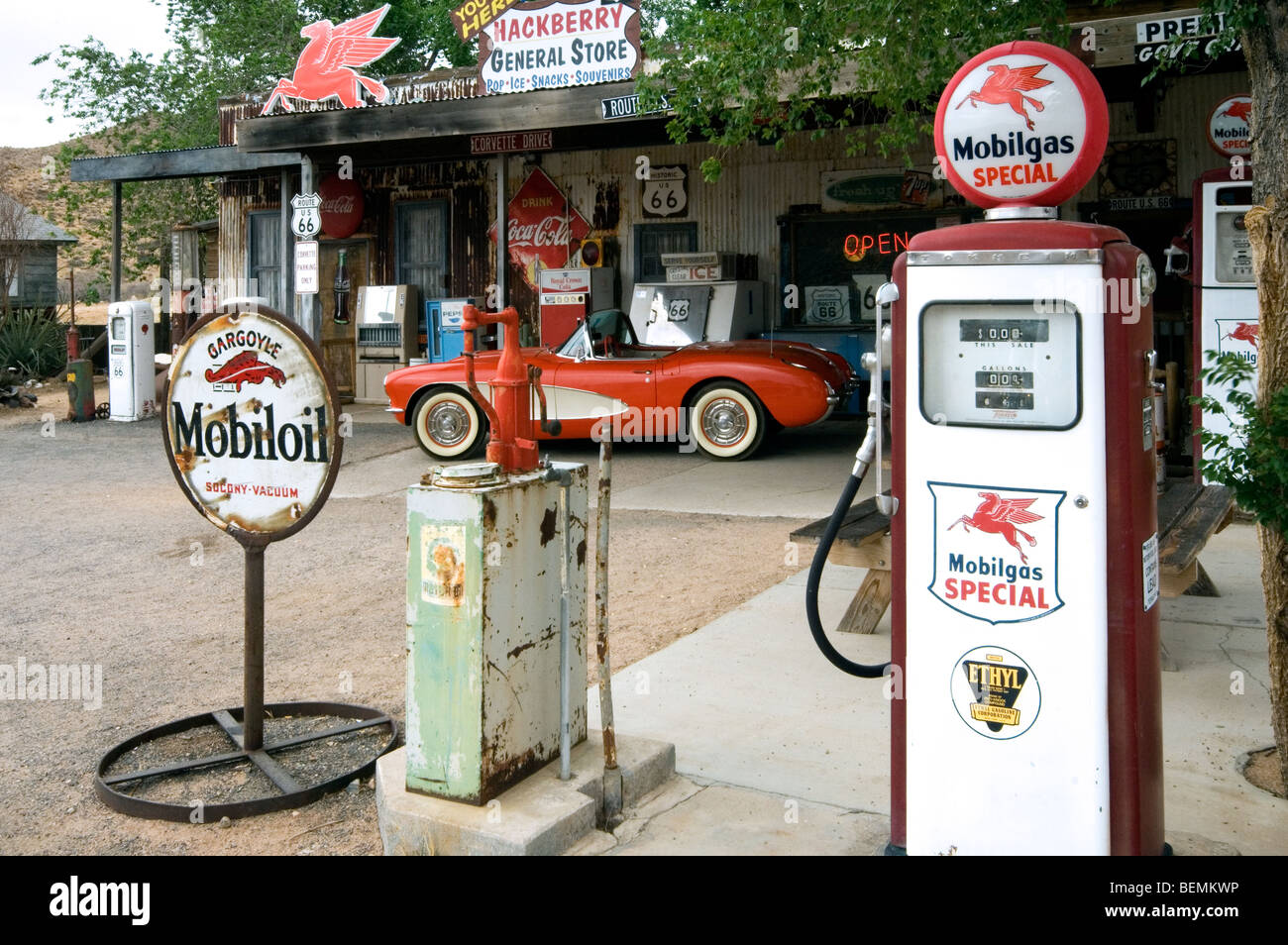 Vecchia Corvette auto d'epoca a gas pompa del magazzino generale lungo la storica Route 66 in Hackberry città fantasma in Arizona, USA Foto Stock