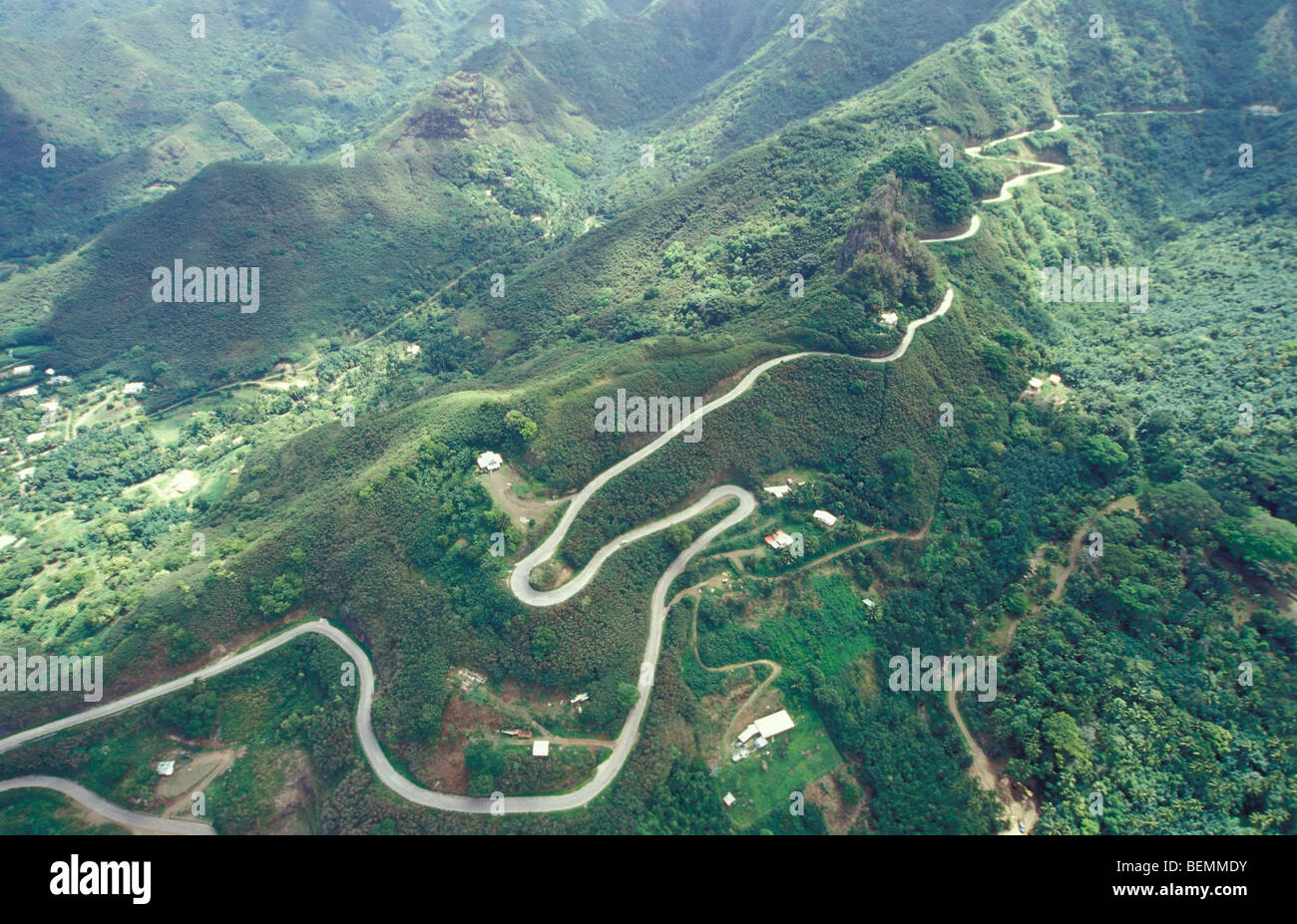 Foto aerea di Nuka Hiva con strade a serpentina. Polinesia francese. Foto Stock