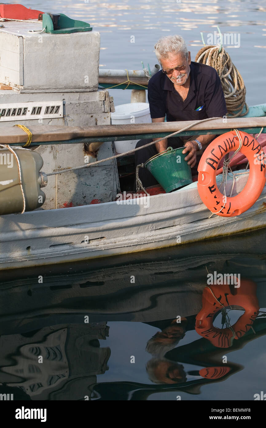 Pescatore greco su una barca Foto Stock