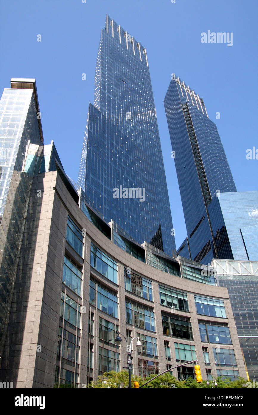 Grattacielo, alto edificio di New York sky line. Costruito con materiali  come acciaio, vetro, cemento armato e granito Foto stock - Alamy