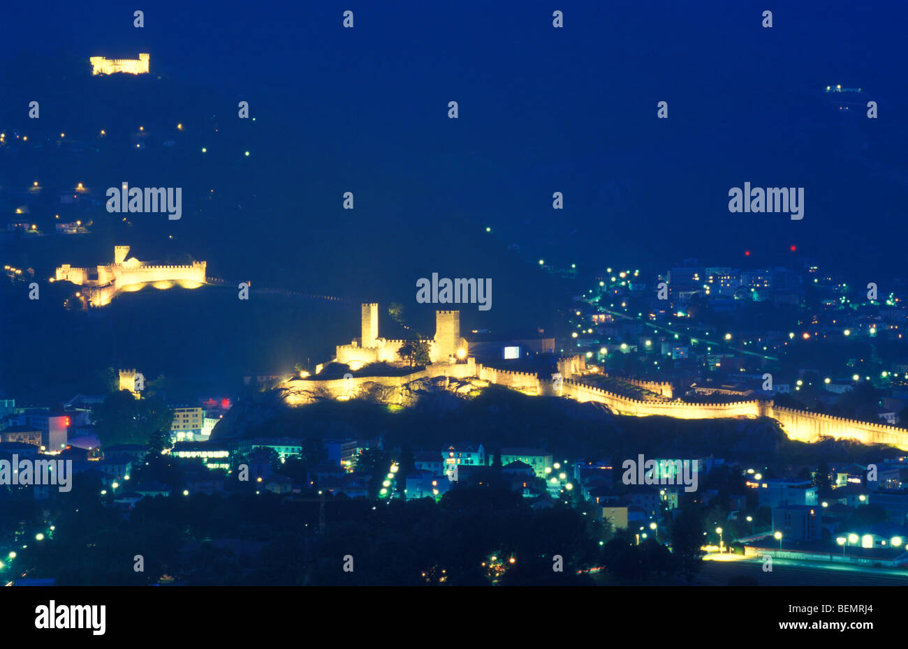 Castelli Castello Montebello e Castello di Castelgrande di notte, Bellinzona, Ticino, Svizzera Foto Stock