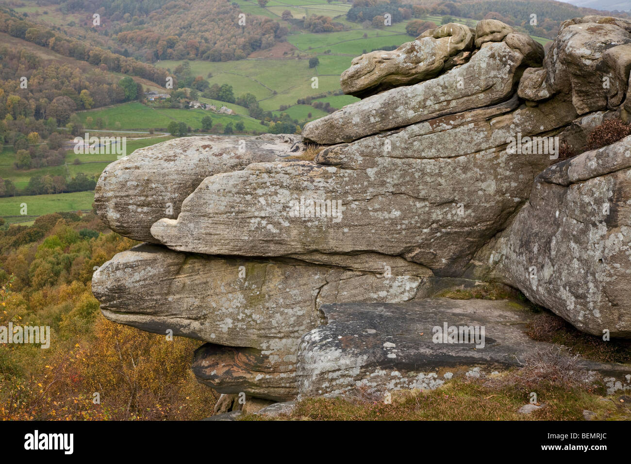 Gritstone formazione di roccia, Froggatt Edge, Derbyshire, Parco Nazionale di Peak District Foto Stock