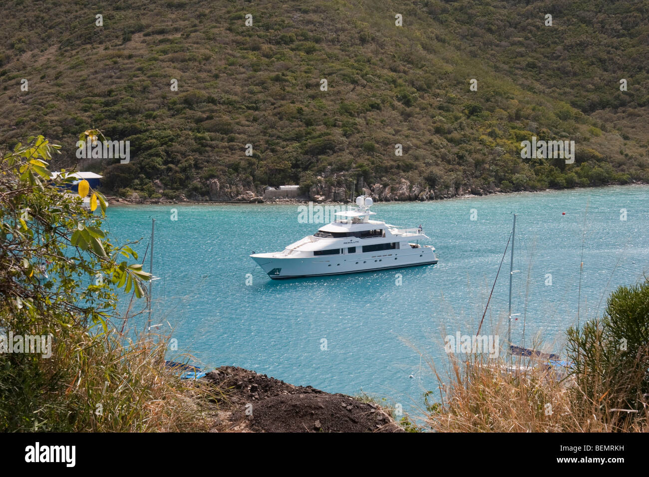 Moored Motor Yacht risoluti nel Biras Creek, Gorda Sound Foto Stock