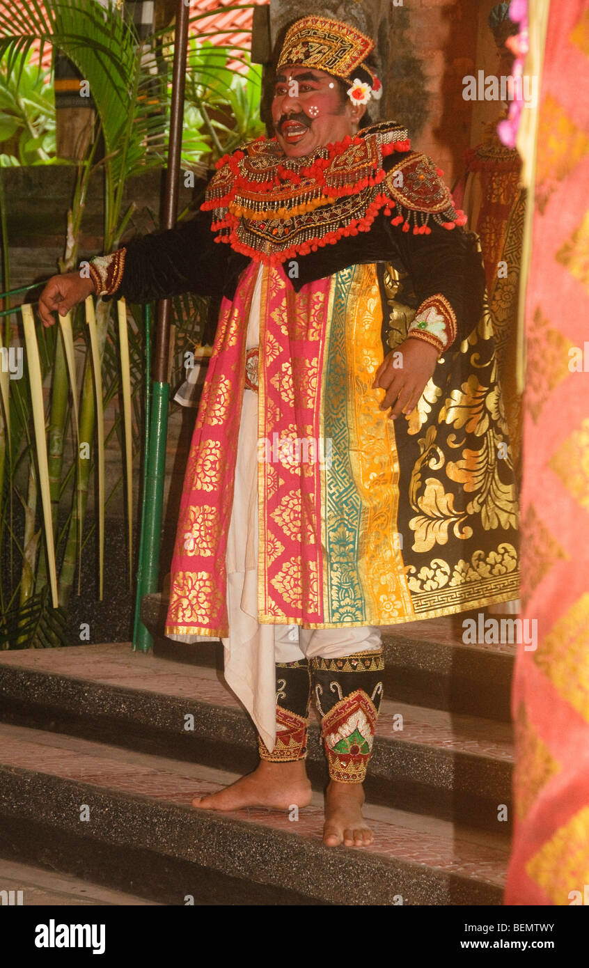 Attore in una tradizionale danza Barong e del Kris in Bali Indonesia Foto Stock