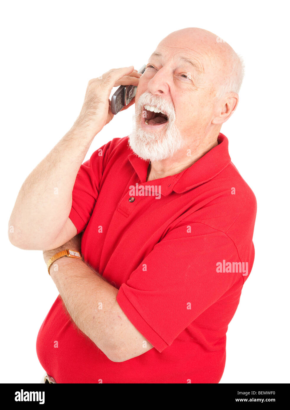 Senior uomo che parla sul suo cellulare ride a voce alta. Isolato su bianco. Foto Stock