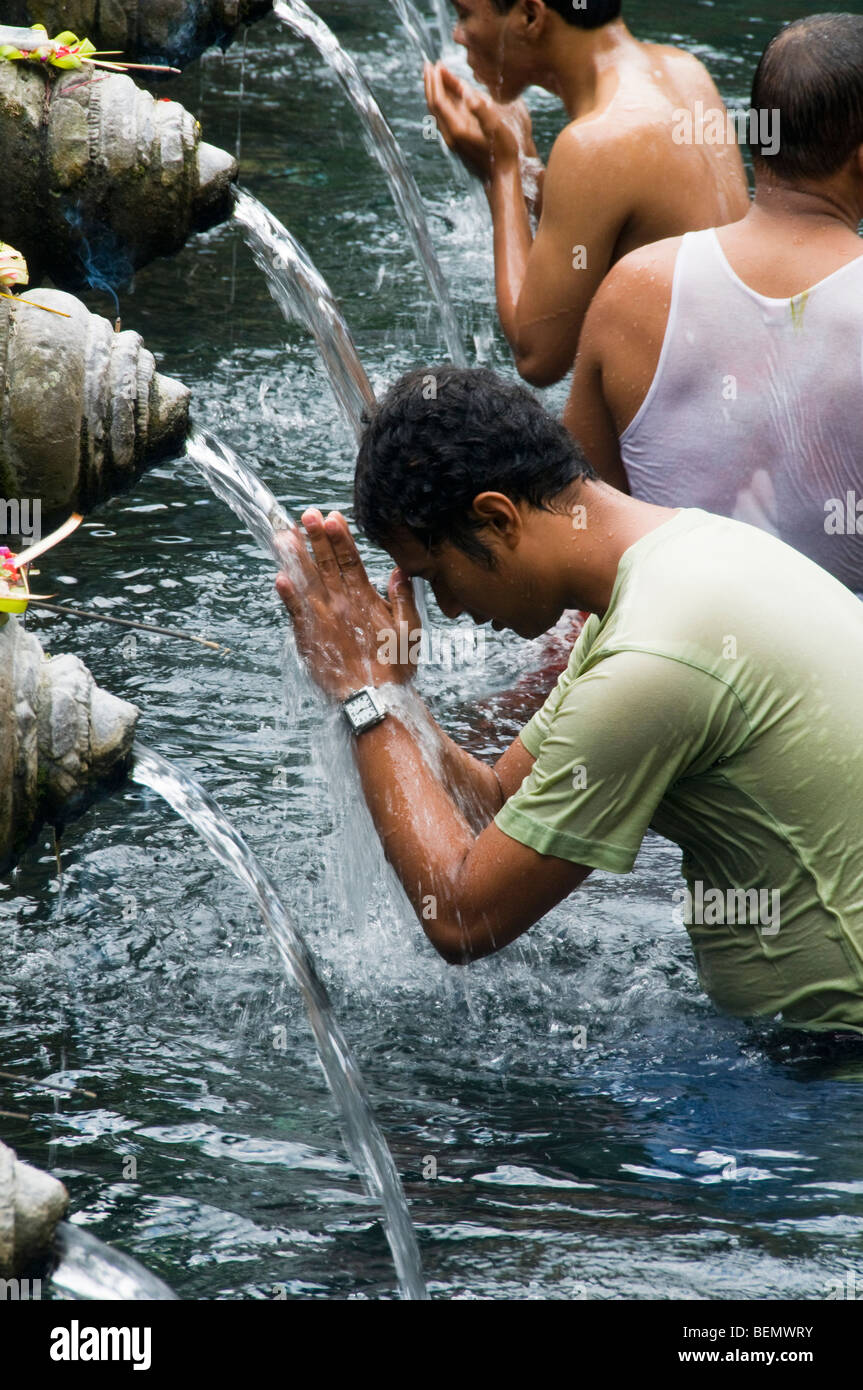 Pellegrini prendere un bagno al santo la molla e il tempio di Tirta Empul Bali Indonesia Foto Stock