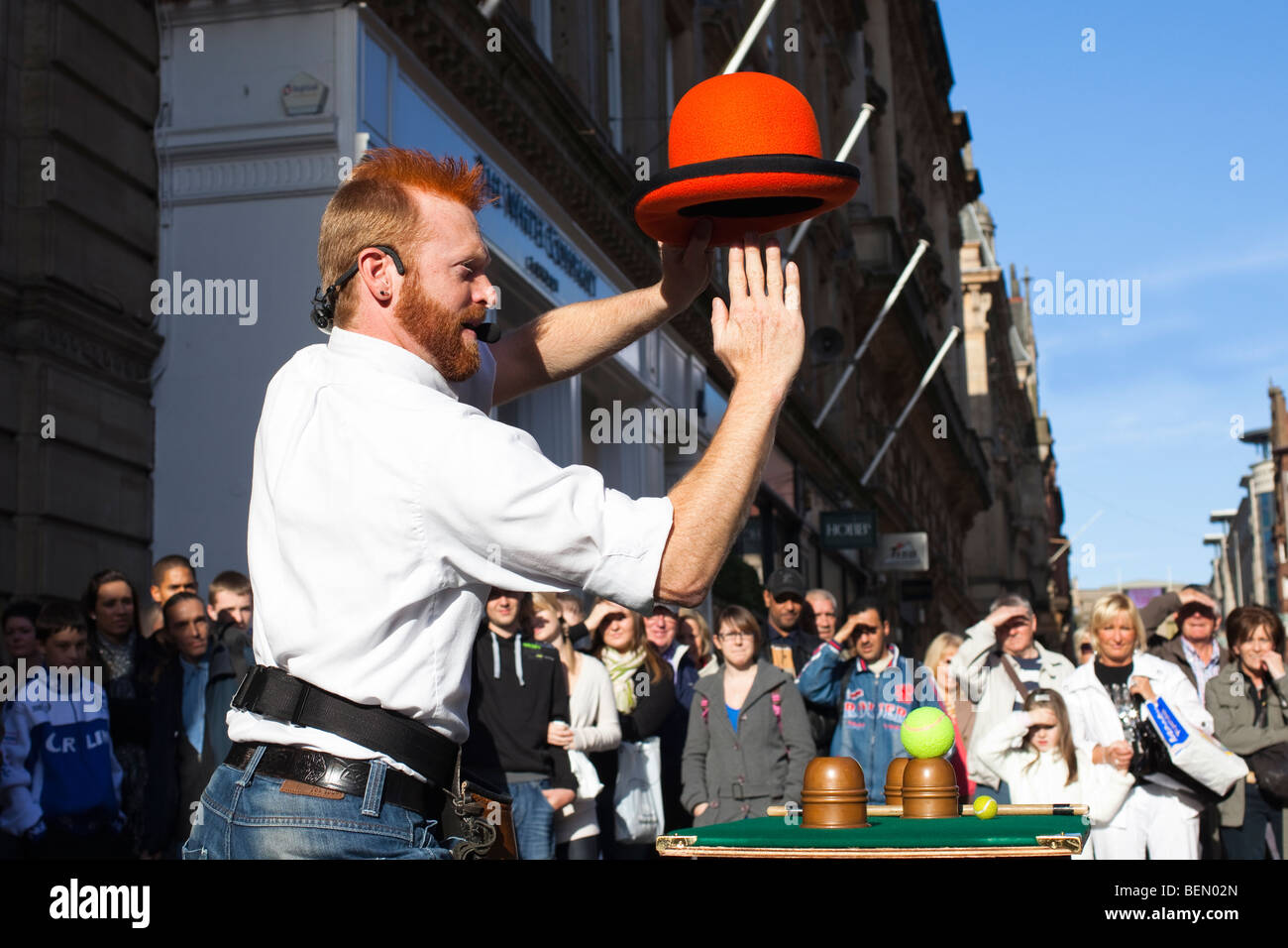 Tod vari, street intrattenitore di eseguire trucchi di magia a Buchanan Street, Glasgow, Scozia Foto Stock