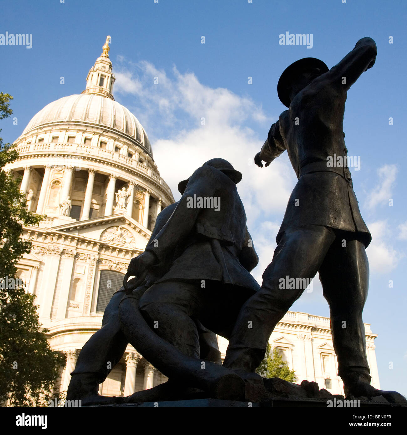 I Vigili del Fuoco Nazionale Memorial (del Regno Unito) sta di fronte alla Cattedrale di San Paolo a Londra centrale. Foto Stock