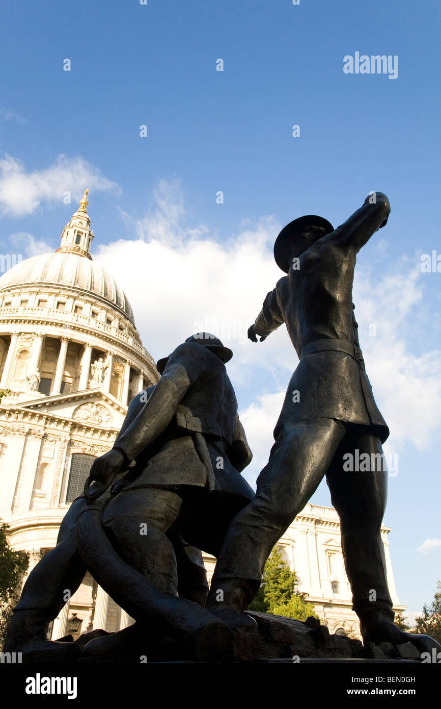 I Vigili del Fuoco Nazionale Memorial (del Regno Unito) sta di fronte alla Cattedrale di San Paolo a Londra centrale. Foto Stock