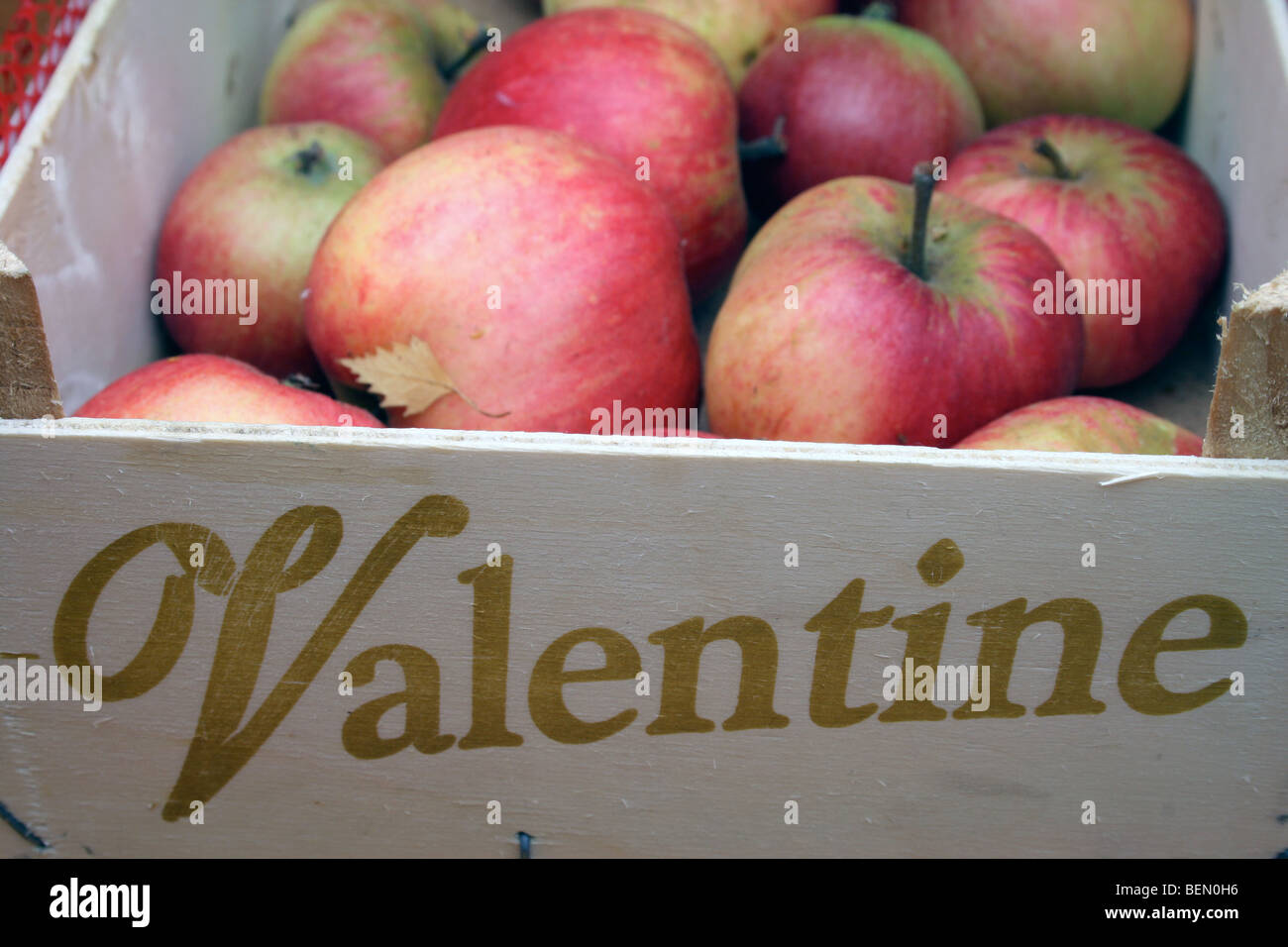 Le mele in legno scatola di San Valentino Foto Stock