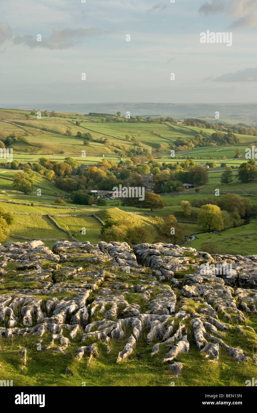 La vista dalla Malham Cove, guardando verso il villaggio di Malham nel Yorkshire Dales National Park, North Yorkshire Regno Unito Foto Stock