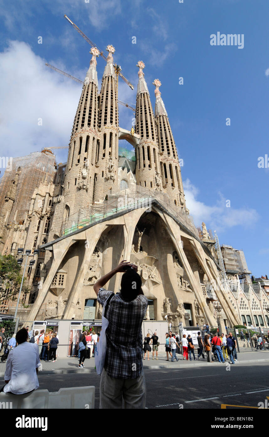 Panoramica della Sagrada Familia di Gaudi gigante di pietra miliare nella cattedrale di Barcellona, Spagna. Foto Stock