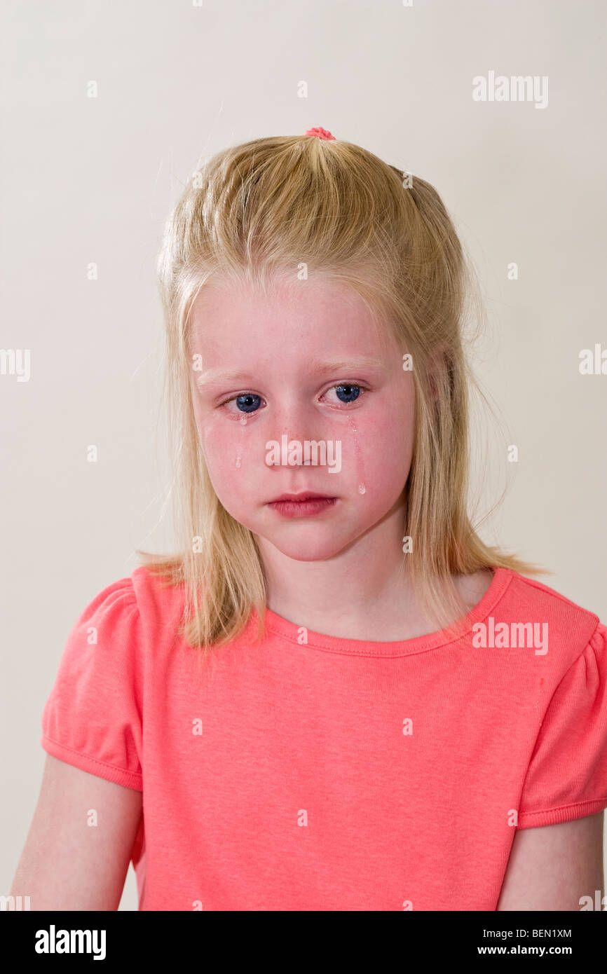 6 anno vecchia ragazza piange con profonda tristezza.dolore espressione facciale emozioni emotiva emozioni di rabbia arrabbiato risentimento risentita mad Foto Stock