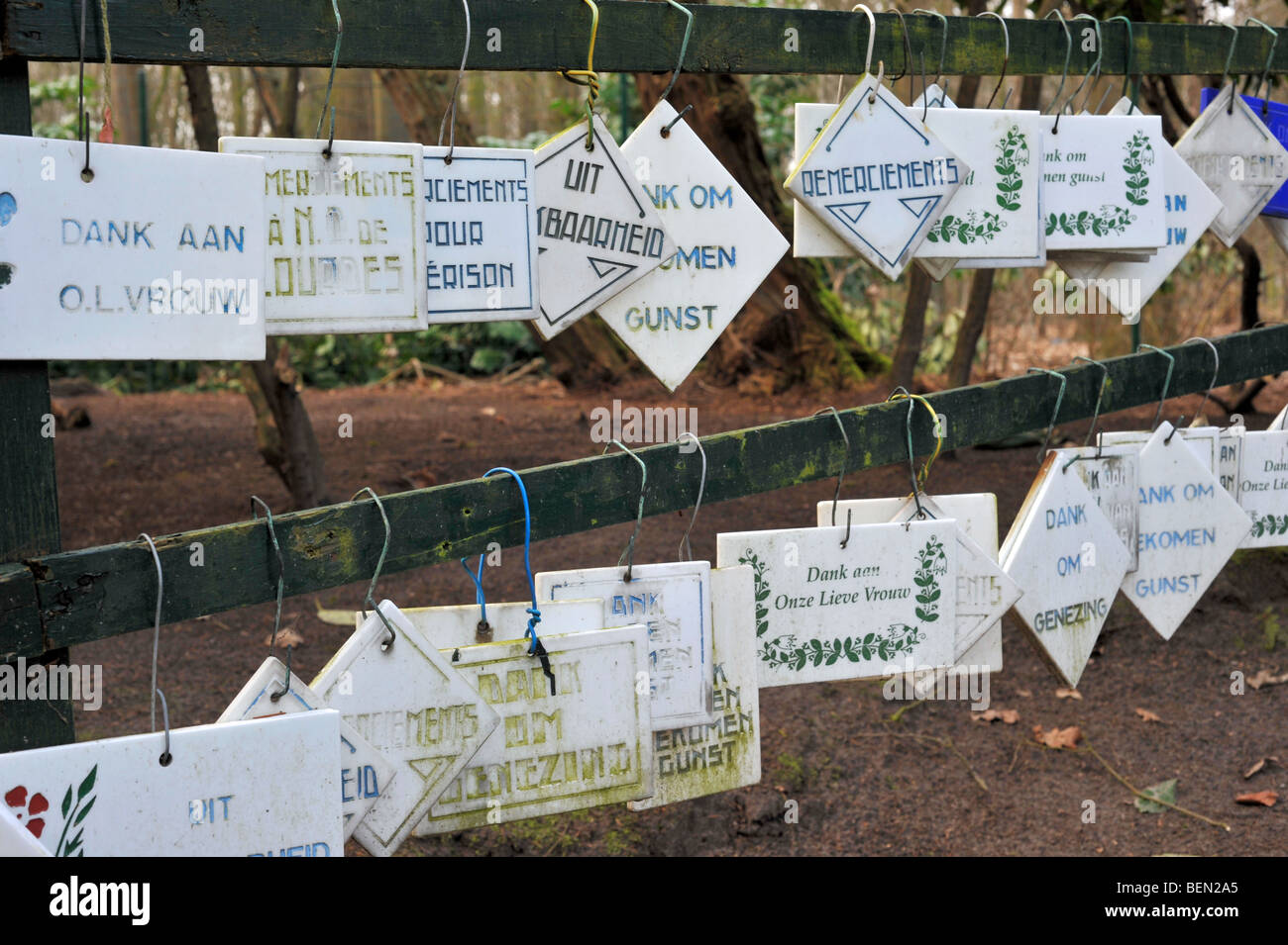 Offerte votive / compresse a Santa Maria presso la grotta di Lourdes, Oostakker-Lourdes luogo di pellegrinaggio, Fiandre Orientali, Belgio Foto Stock