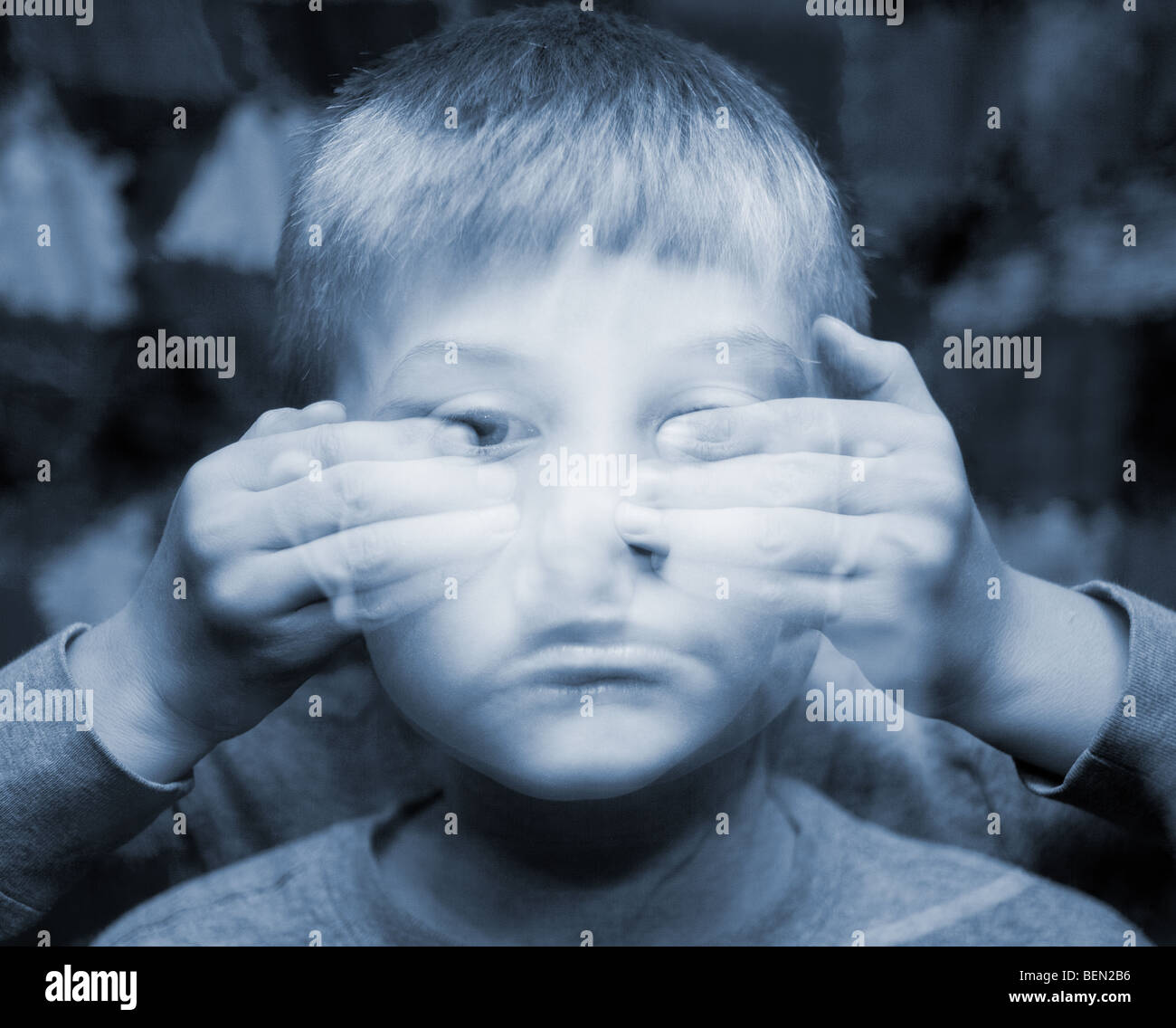 Un piccolo ragazzo con gli occhi coperti in una Ethereal doppia esposizione. L'autismo e la cecità dei concetti Foto Stock