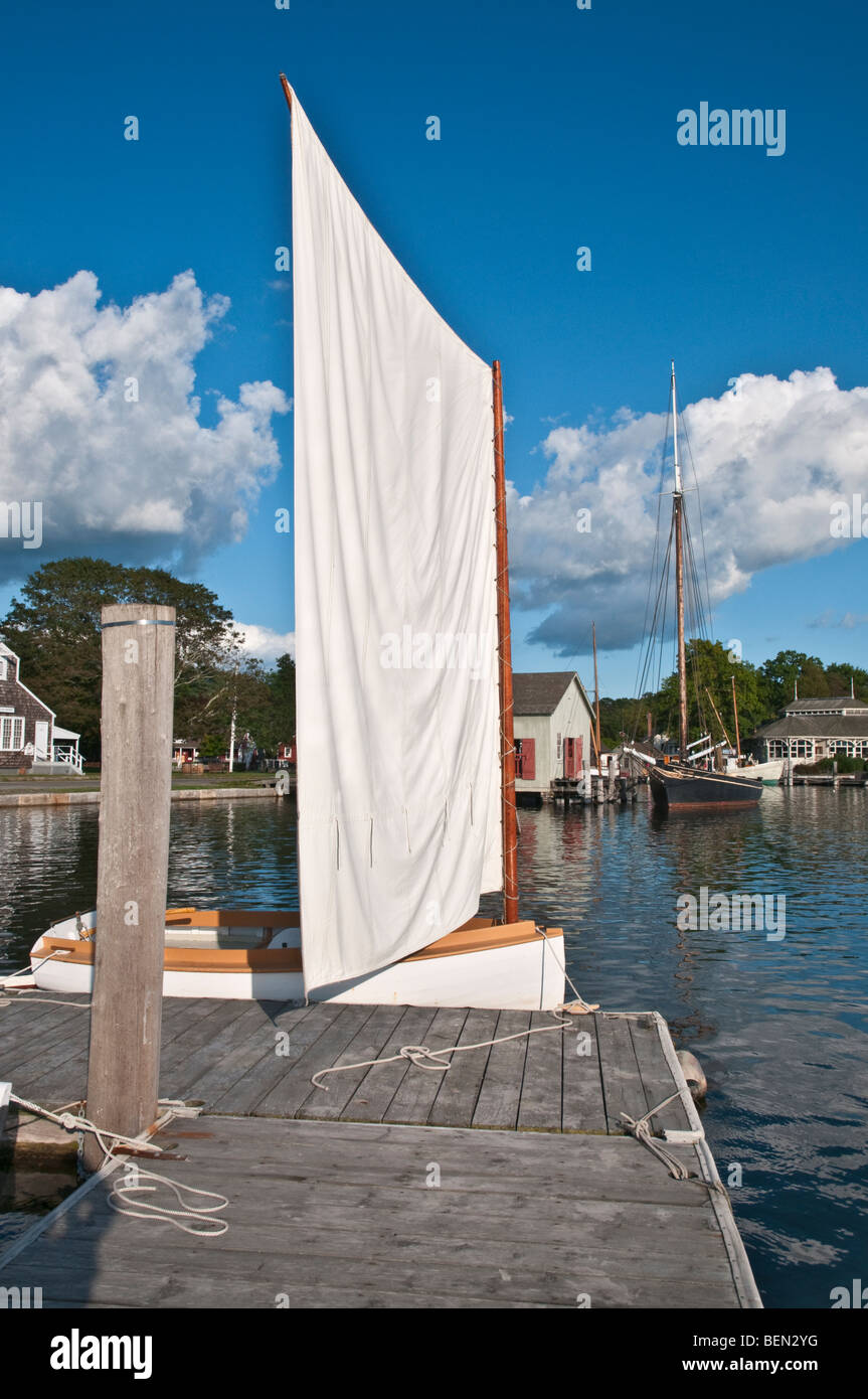 Connecticut Mystic Seaport storico di piccole imbarcazioni a vela di legno al dock Foto Stock