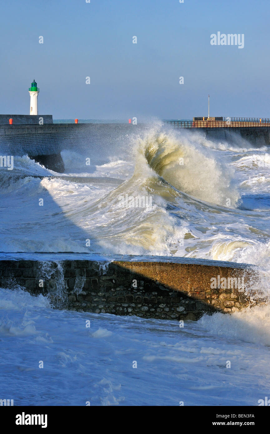 Onde si infrangono in jetty durante la tempesta lungo il mare del Nord a Saint-Valéry en Caux, Normandia, Francia Foto Stock