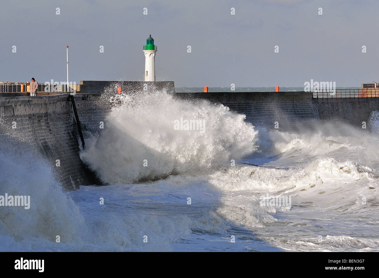 Onde si infrangono in jetty durante la tempesta lungo il mare del Nord a Saint-Valéry en Caux, Normandia, Francia Foto Stock