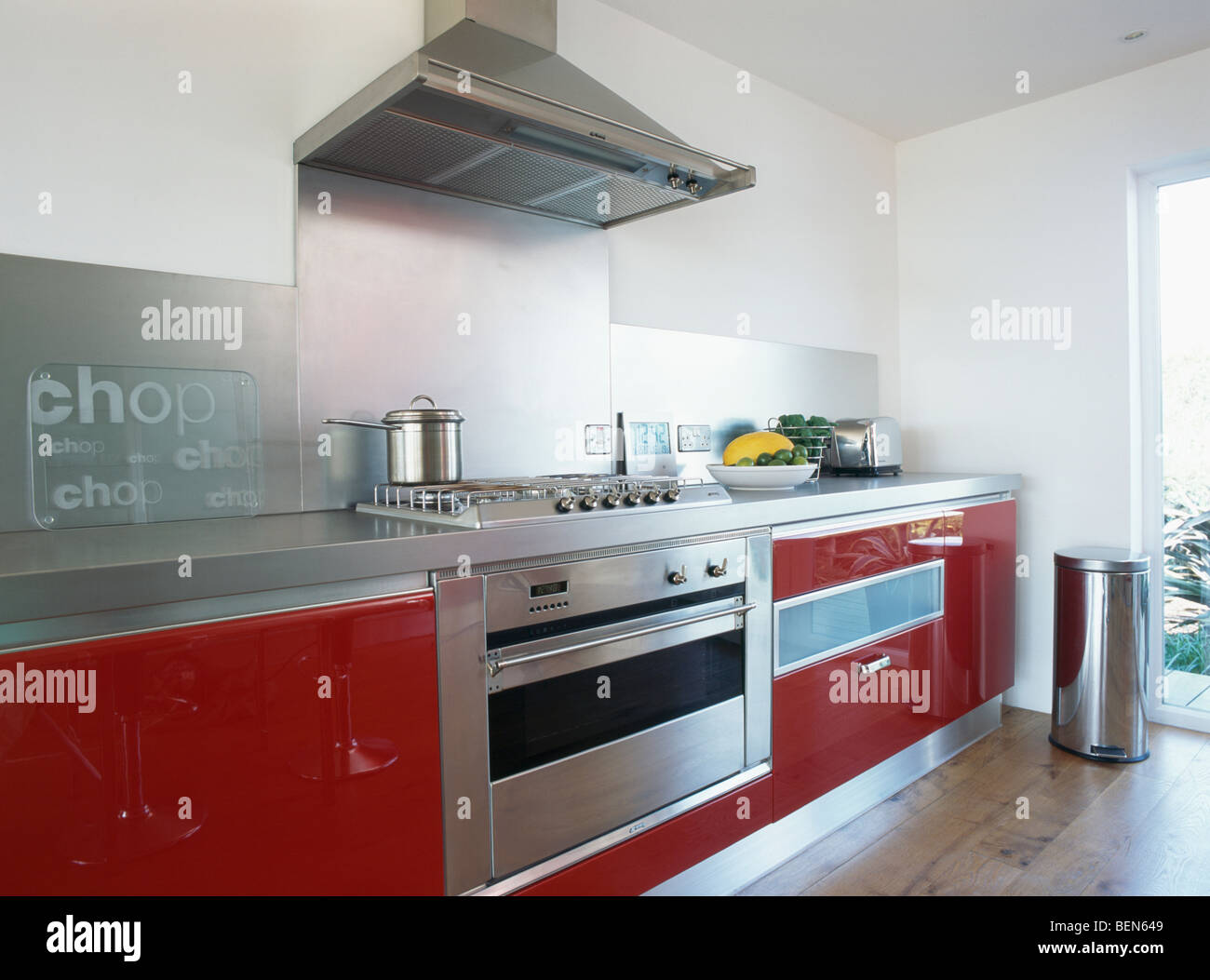 Estrattore di acciaio al di sopra di acciaio inossidabile gamma Smeg forno  in bianco grande cucina moderna con rosso dotato di unità Foto stock - Alamy