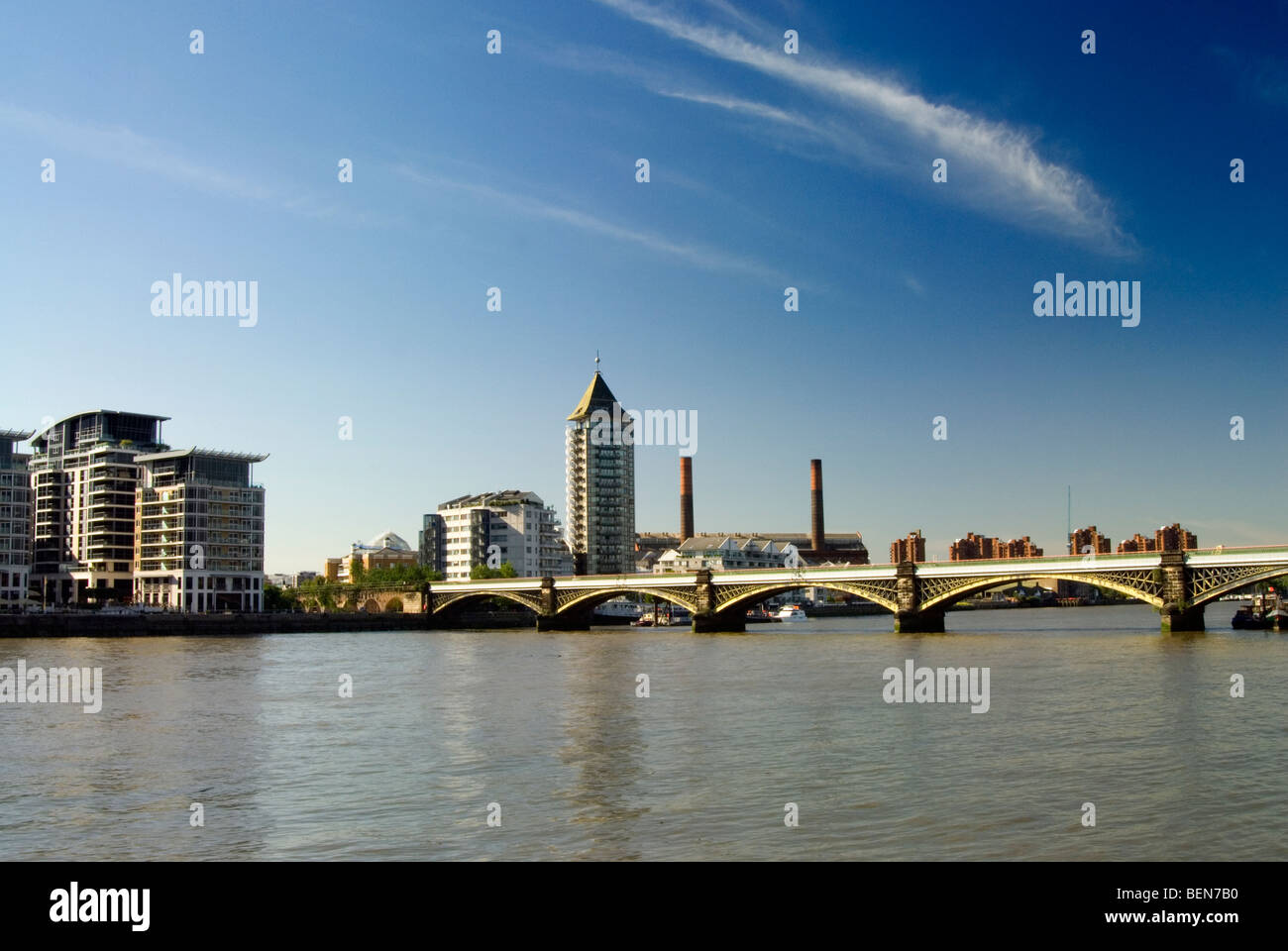 Chelsea Harbour, Imperial Wharf e Battersea Railway Bridge visto dal sud del fiume Tamigi e un bel giorno Foto Stock