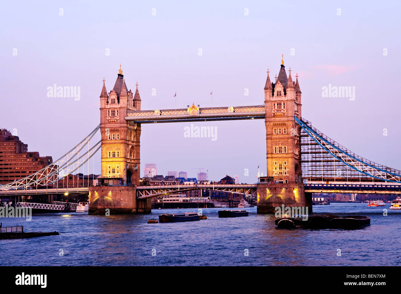 Il Tower Bridge di Londra Inghilterra al tramonto sul fiume Tamigi Foto Stock
