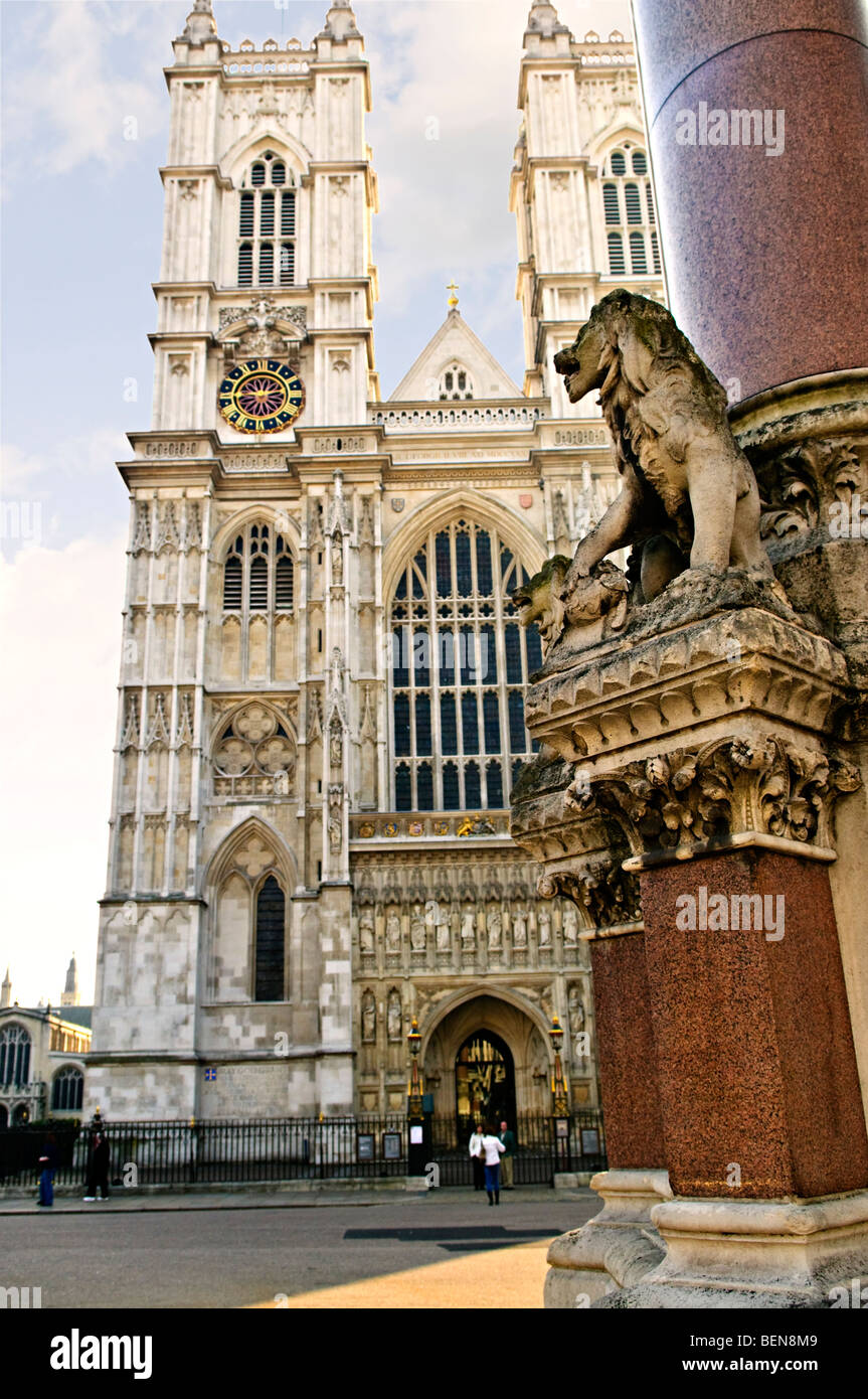 La facciata anteriore di Westminster Abbey in mattina presto Foto Stock