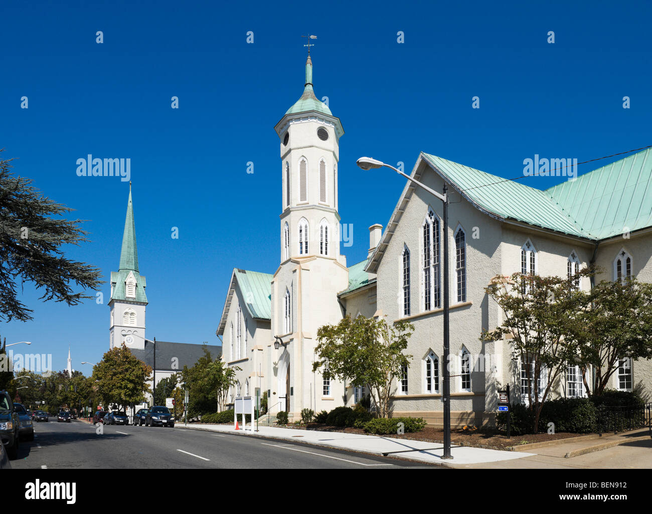La Chiesa di San Giorgio con la Chiesa battista dietro, Princess Anne Street, di Fredericksburg, Virginia, Stati Uniti d'America Foto Stock