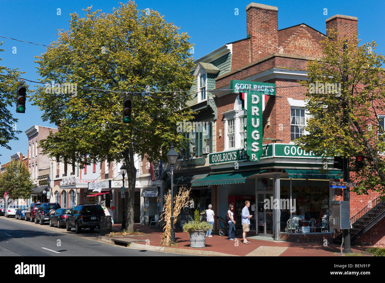 Caroline Street (la strada principale nel centro storico di Fredericksburg, Virginia, Stati Uniti d'America Foto Stock