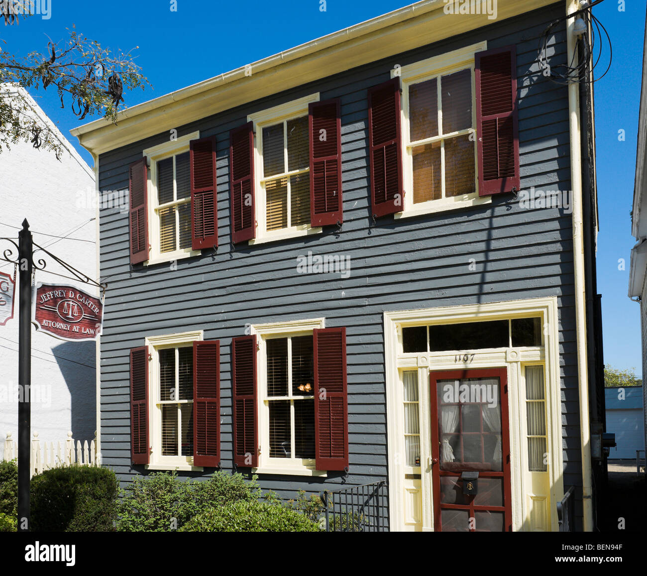 Clapboard casa su Caroline Street (la strada principale del centro storico di Fredericksburg, Virginia, Stati Uniti d'America Foto Stock