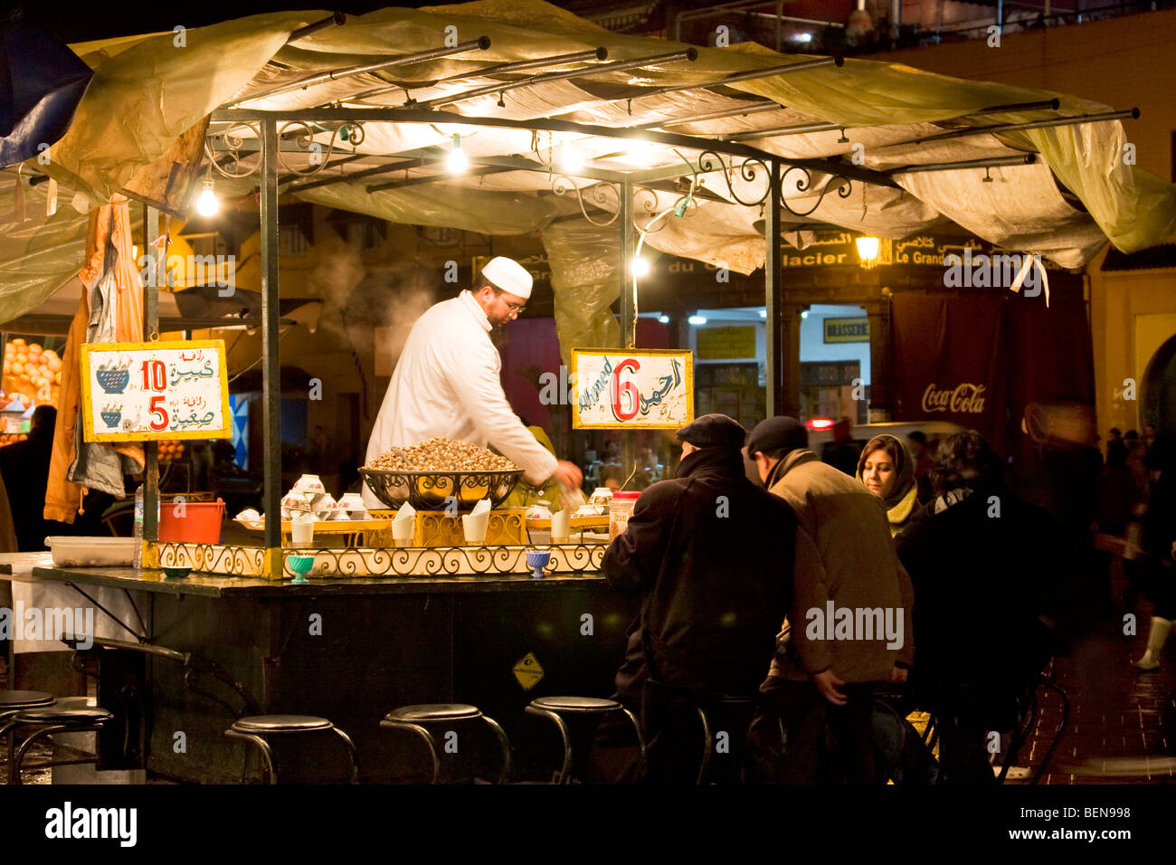 Pressione di stallo di cibo cotto a vapore di vendita va a passo di lumaca in piazza Jemaa El Fna. Marrakech, Marocco Foto Stock