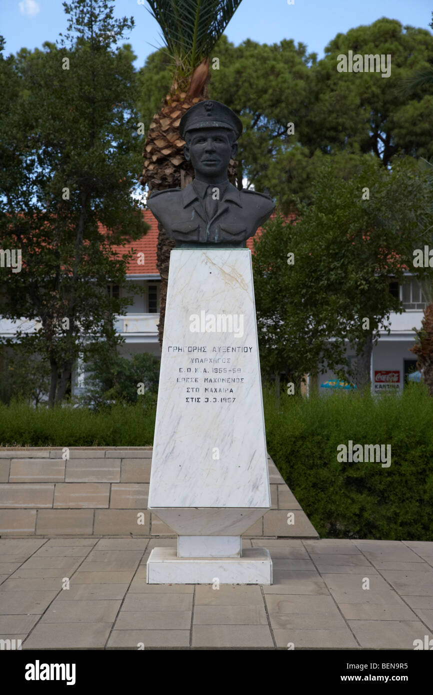 Busto statua a eoka fighter Grigoris Afxentiou sulla strada del suo nome larnaca repubblica di cipro Foto Stock