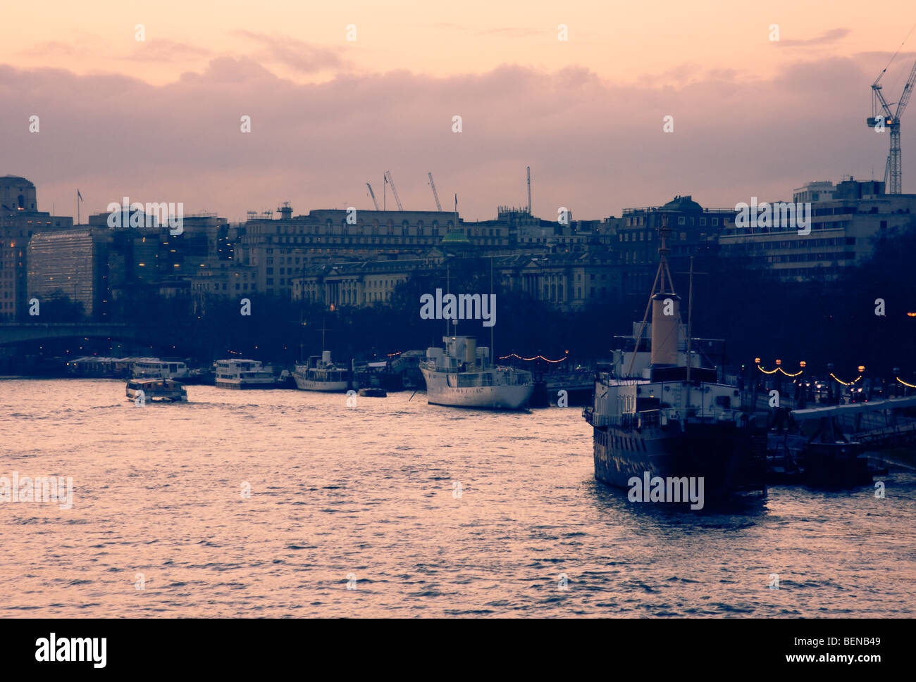 Barche sul Fiume Tamigi lungo il Victoria Embankment a Londra Febbraio 2009 Foto Stock