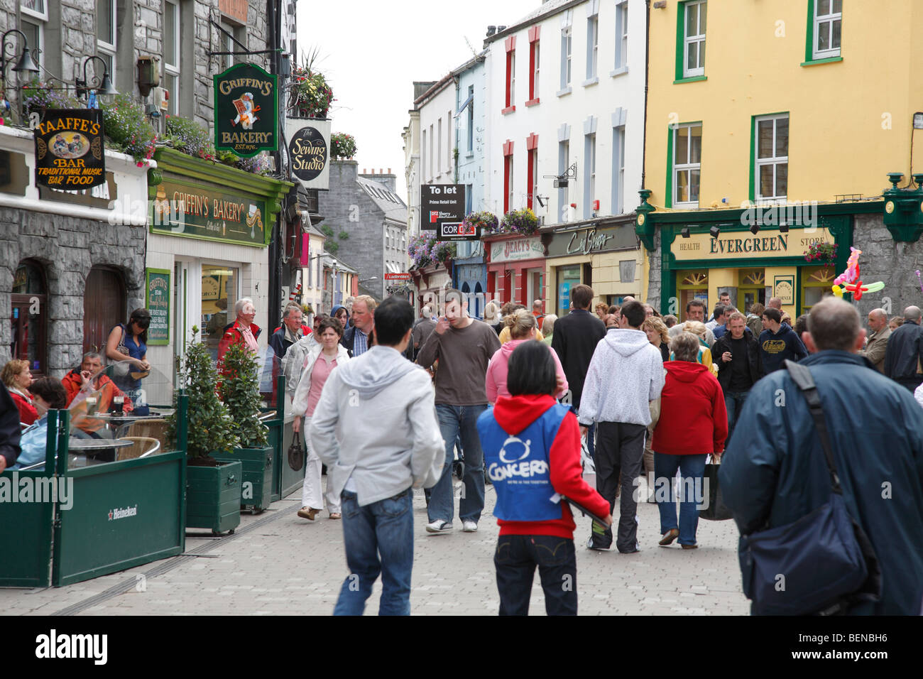 Molte persone nella zona dello shopping nel centro città (High Street - Quartiere Latino) di Galway, Irlanda Foto Stock