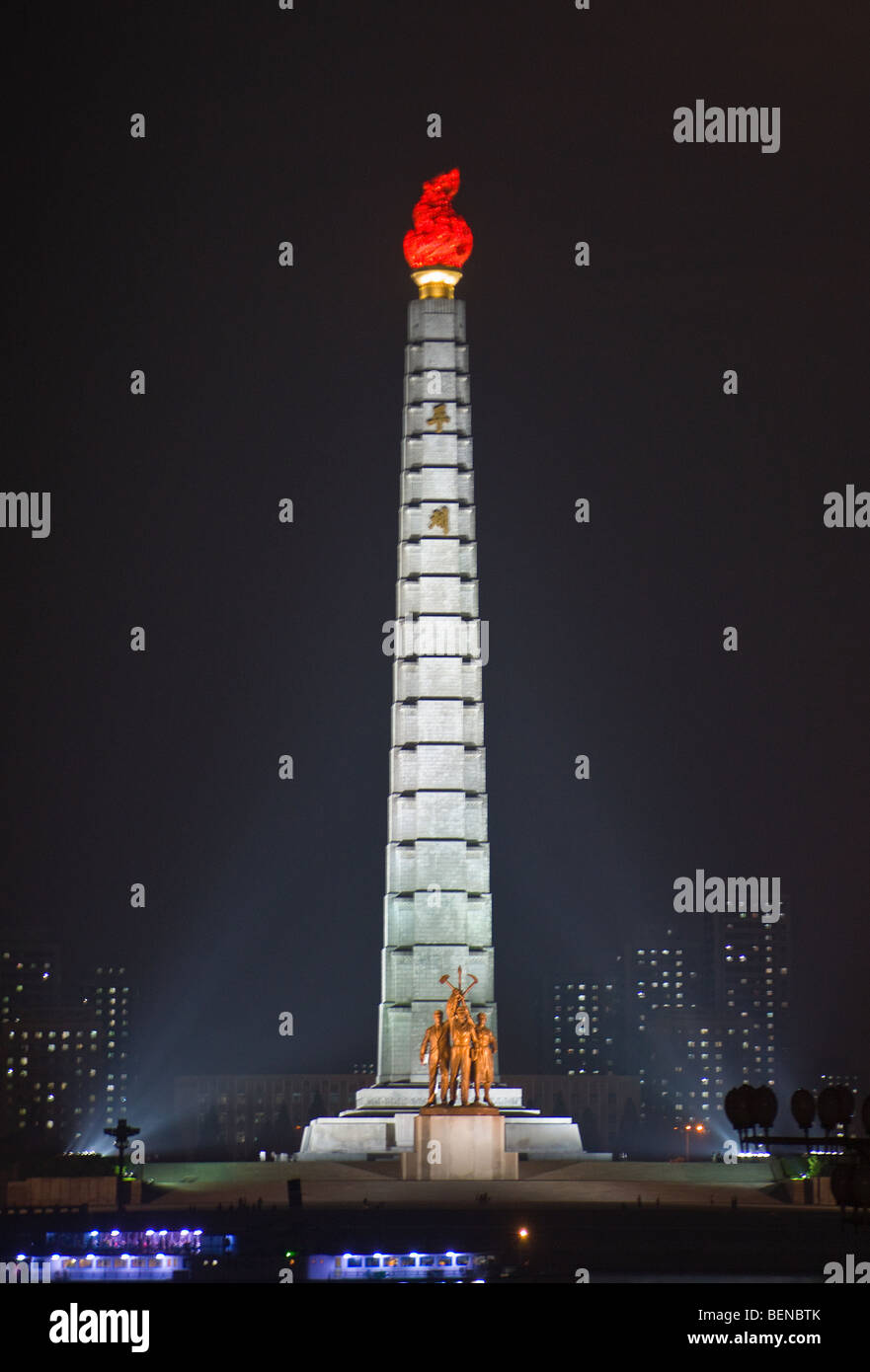 Torre di Juche Idea, Vista notte, Pyongyang, Corea del Nord Foto Stock