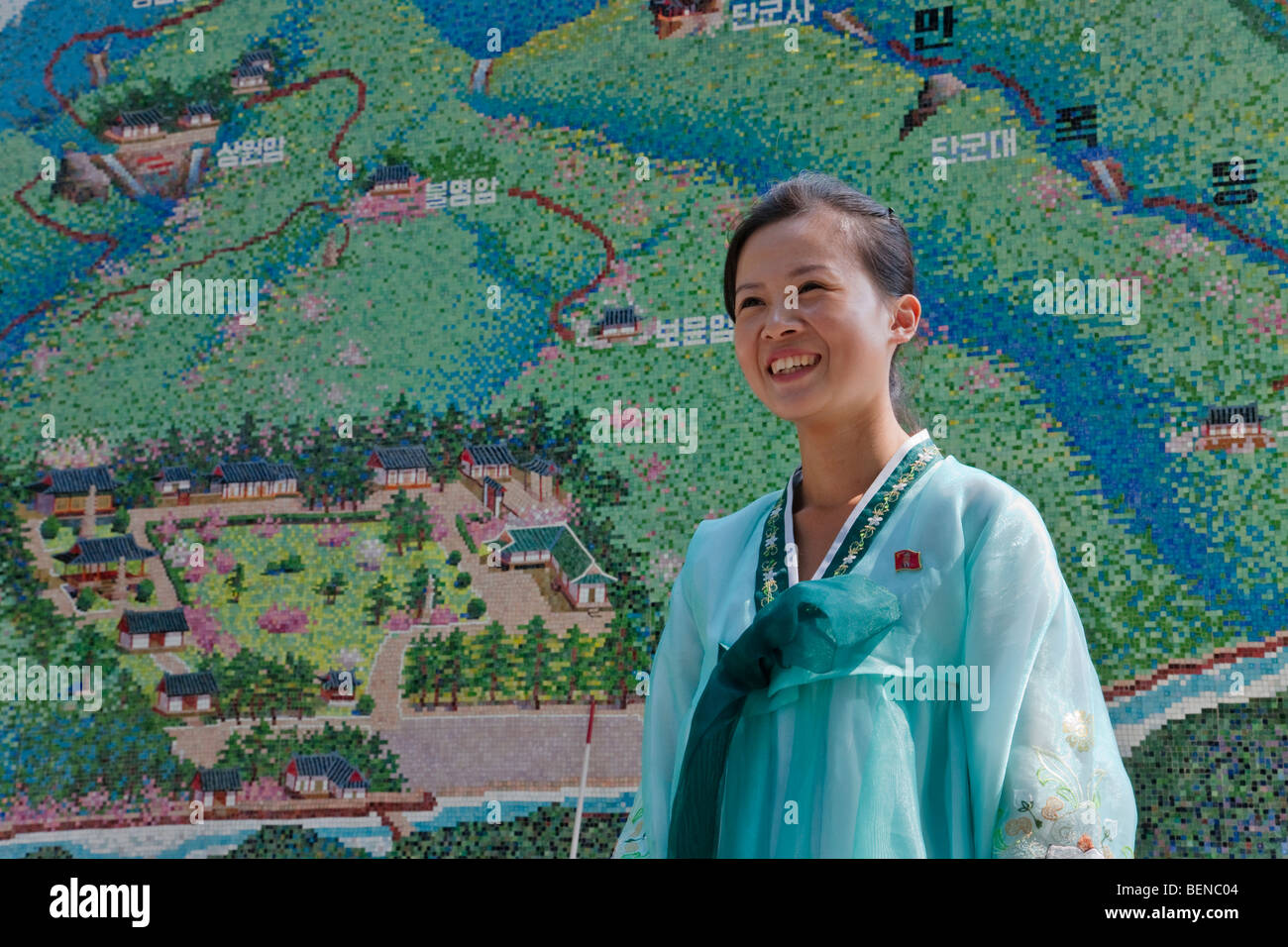 Il coreano donna con la mappa di Monti Myohyang, Corea del Nord Foto Stock