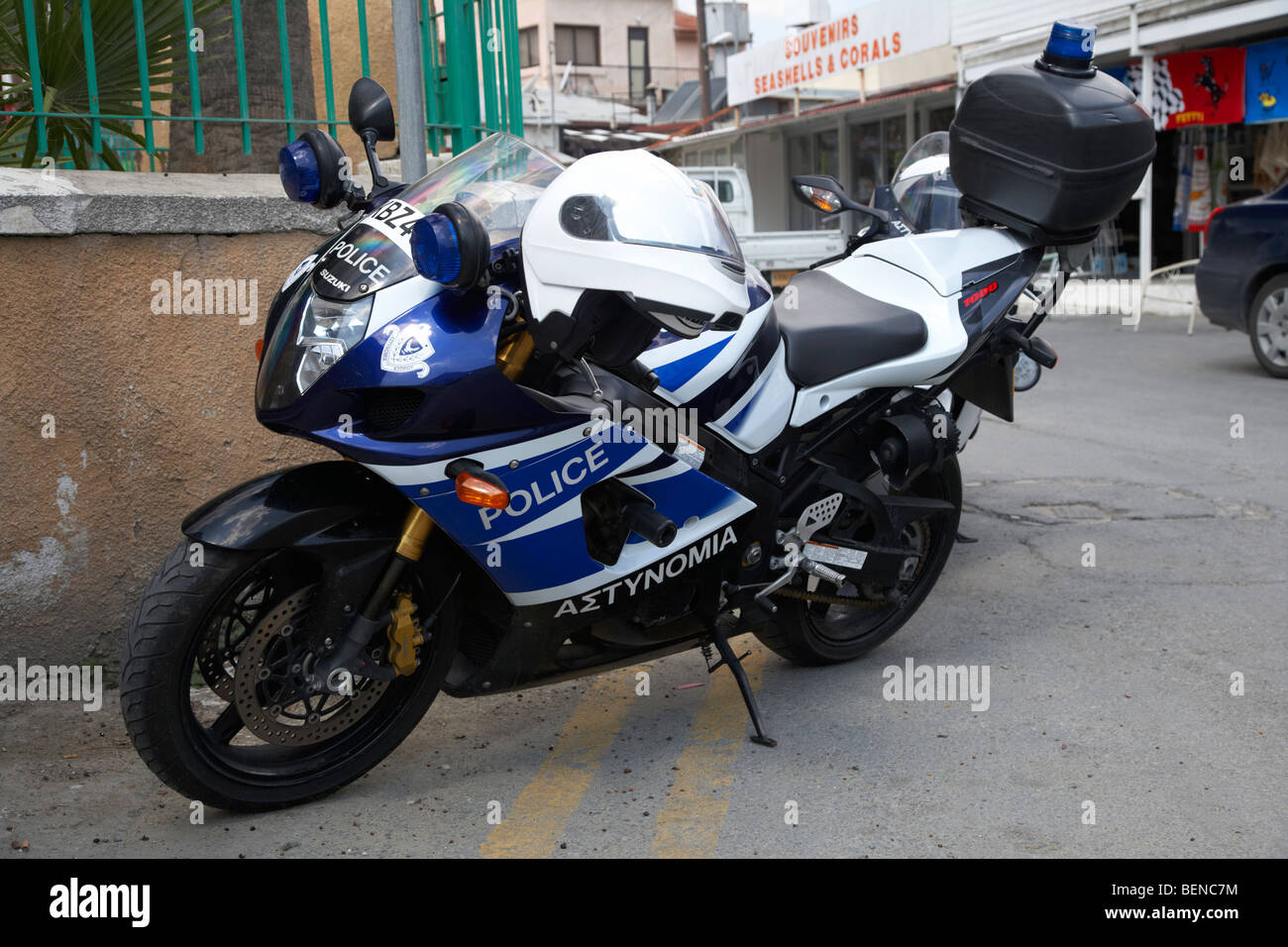 Suzuki 1000 parcheggiato fast polizia moto repubblica di cipro forza di polizia Foto Stock