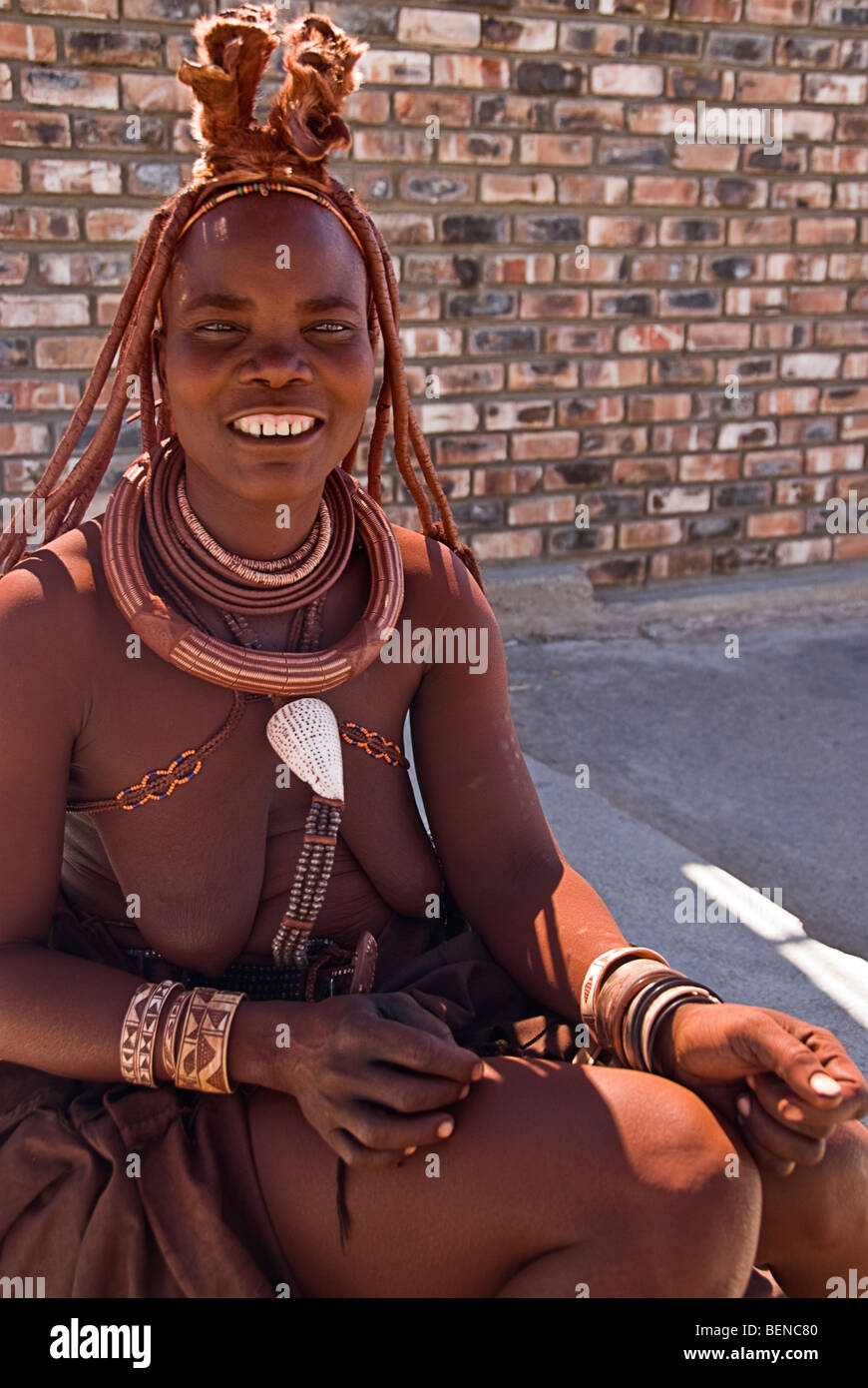 Himba donna in un villaggio vicino a Epupa Falls, Namibia, Africa. Foto Stock