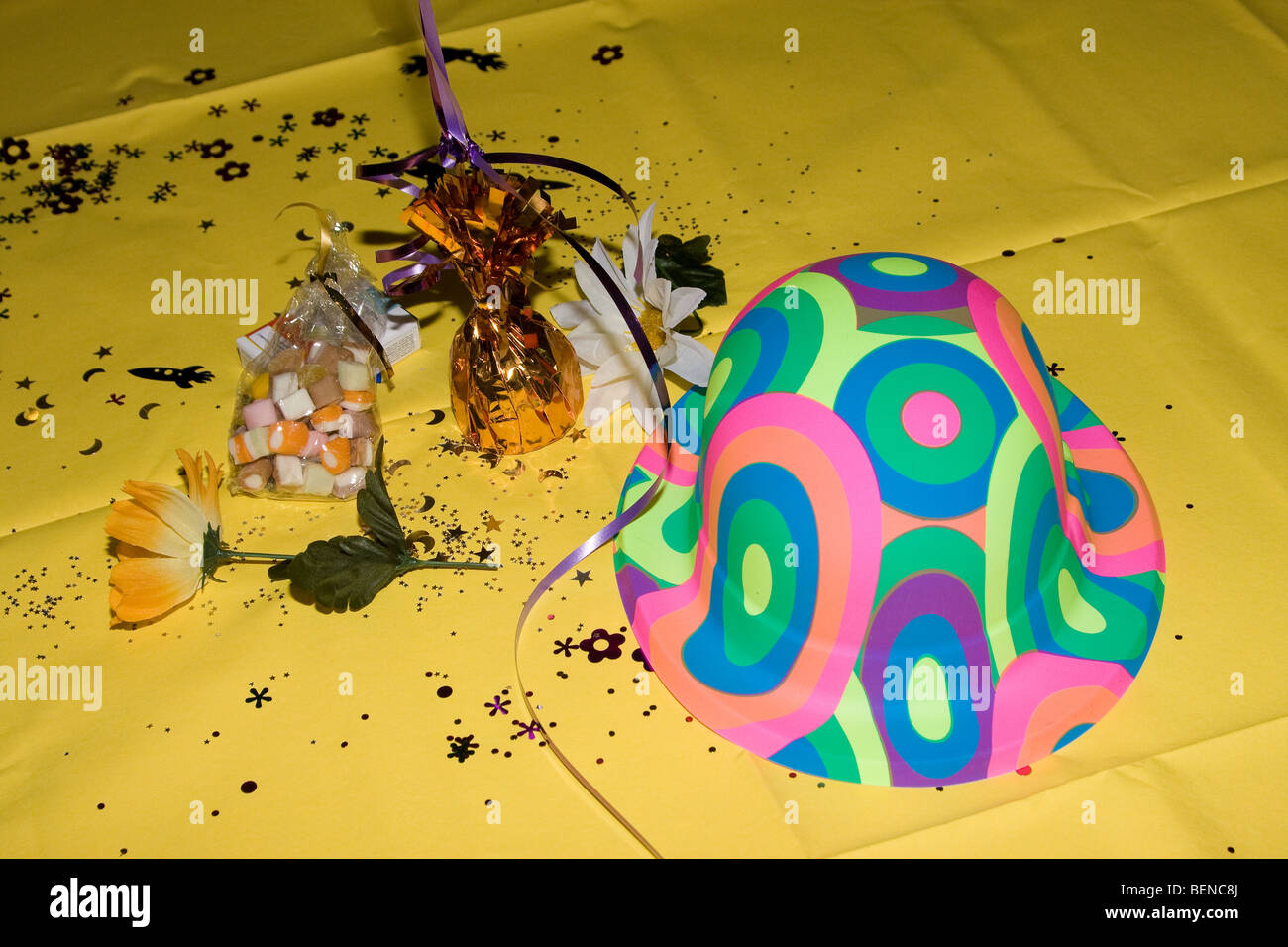 Anni sessanta fancy dress festa di compleanno medway kent england Regno Unito Europa Foto Stock